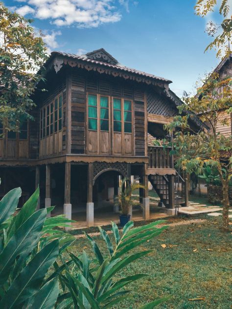 Malay House Interior, Filipino House Design, Traditional Filipino House, Southeast Asian Architecture, Malaysian House, Houses In The Philippines, Philippines Architecture, Malaysia Architecture, Kampung House