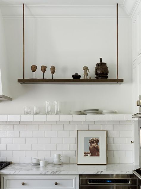 How To Arrange Open Shelves In The Kitchen Suspended Shelves, Interior Ikea, Glass Shelves In Bathroom, Glass Shelves Decor, Glass Shelves Kitchen, Ceiling Shelves, Floating Glass Shelves, Shelf Decor Living Room, Walnut Shelves