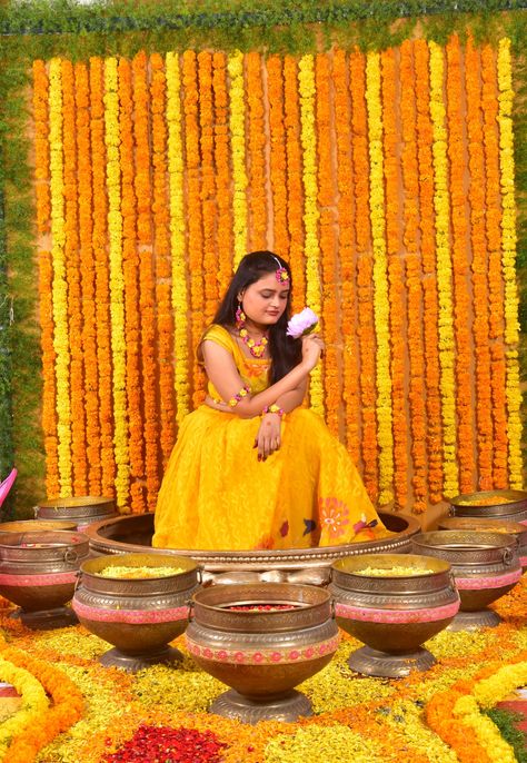 Haldi Ceremony Decorations At Home Simple, Haldi Ceremony Decorations At Home, Haldi Photography Ideas, Haldi Look For Bride, Mangala Snanam, Haldi Poses For Bride, Bridal Room Decor, Leaf Decor Wedding, Haldi Decoration Ideas