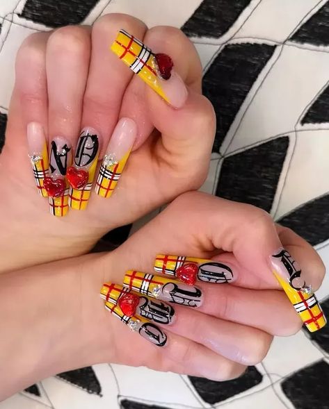 Gwen Stefani's Coachella nails Gwen Stefani 90s No Doubt, Gwen Stefani Nails, Gwen Stefani 90s, Coachella Nails, Gwen Stefani No Doubt, Braided Top Knots, Punk Glam, White Corset Top, Coachella Music Festival