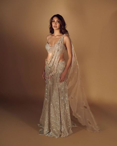 Gorgeous @shreya__chaudhry in "Bezoar" Drape Saree Silver sequins drape saree with a corset blouse and sequins embroidery. Available at our Delhi and Mumbai stores #basra #springsummer24 #indianbride #dollyjstudio #weddinggown #weddinginspo #dollyjbride #dollyjlehenga #dollyjgown #couture #bridalgown #wedmegood #lehenga #dollyj #summercollection #bridalgowns #springsummerfashion #couturefashion #spring #summer White And Silver Saree, Blouse Inspo For Lehenga, Corset Indian Outfit, Corset Saree, Silver Lehenga, Nikita Dutta, Indian Outfits Modern, Saree Drape, Reception Saree