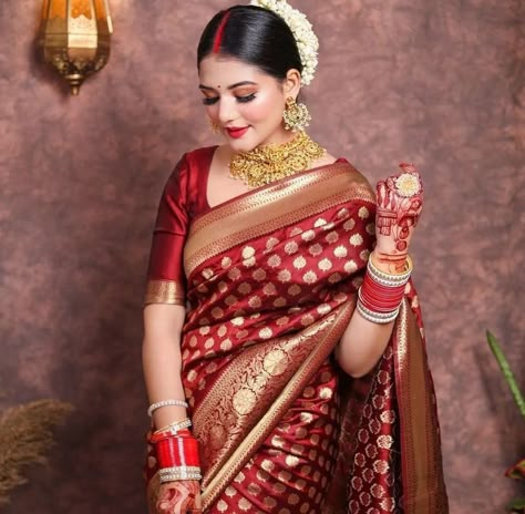 Sari Look For Wedding Party, Sari Collection Indian Weddings, Karwa Chauth Look In Red Saree, Wedding Sarees For Bride Maharashtrian, Red Banarsi Saree Look For Wedding, Banarsi Saree For Bride, Red Banarsi Saree Blouse Design, Banarasi Saree For Reception Bride, Banarasi Saree Look For Wedding Bride