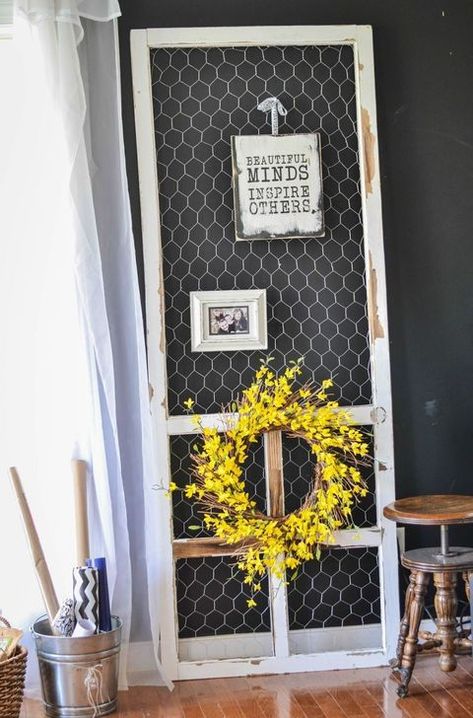 Chicken Wire Display, Screen Door Ideas, Door Decorating Ideas, Vintage Screen Doors, Chicken Wire Crafts, Old Screen Doors, Wooden Screen Door, Diy Screen Door, Earth Style