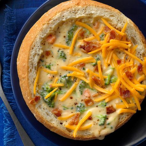 Soup In A Bread Bowl, Soup With Cheese, Cheese And Broccoli, Soup Bread, Homemade Bread Bowls, Cheesy Broccoli Soup, Bread Bowl Recipe, Cheesy Broccoli, Best Soup Recipes