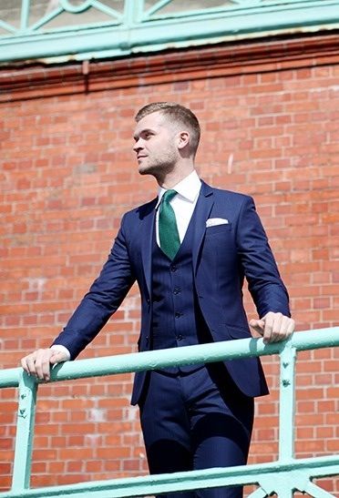 Blue three piece suit and green tie Navy Suit Green Tie, Midnight Blue Suit, Blue Three Piece Suit, A Man In A Suit, Suit Green, Suit Combinations, Man In A Suit, Blue Suit Men, Outfits Hombre