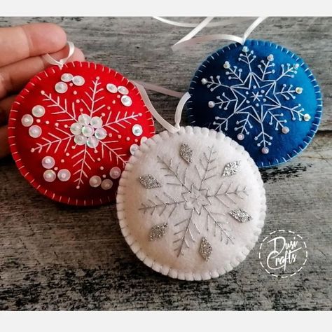 DusiCrafts Dušanka Sirše (@dusicrafts) • Instagram photos and videos Fiber Art Christmas Ornaments, White Felt Ornaments, Snowflake Embroidery Ornament, Felt Beaded Christmas Ornaments, Nordic Felt Ornaments, Felt Ornaments Embroidered, Christmas Felt Embroidery, Snowflake Felt Ornament, Felt Diy Christmas Ornaments