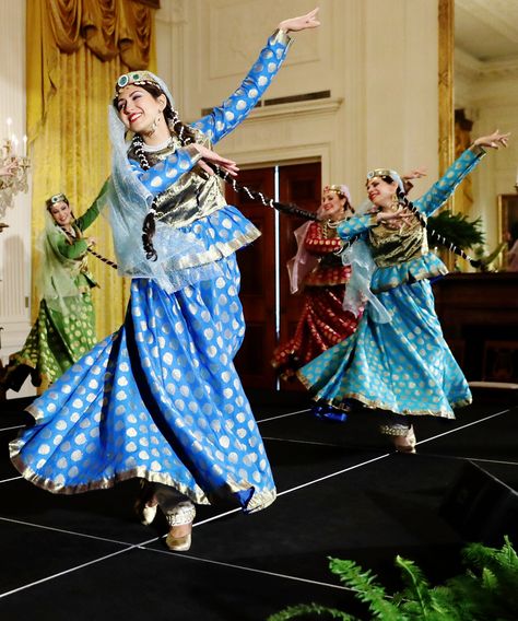 Everything you need to know about the Persian New Year. Fashion Traditional Dresses, Traditional Iranian Clothing, Iranian Clothing, Iranian Clothes, Persian New Year, Aladdin Costume, Persian Women, Iran Culture, Ancient Dress