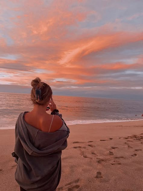 Beach Sunset Inspo Poses, Aesthetic Pictures To Take At The Beach, Vacation Photo Inspo Instagram, Sunrise Inspo Pics, Cute Pics On The Beach, Sunset Pictures Ideas, Cute Photos To Take At The Beach, Pics To Take On The Beach, Aesthetic Beach Photo Ideas