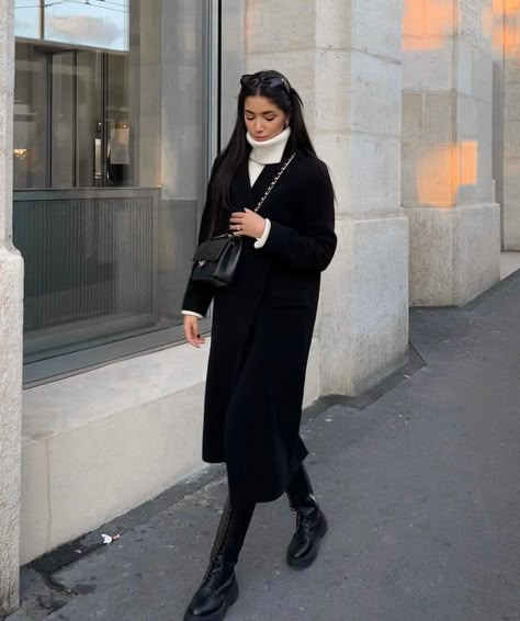 Minimalist Autumn Outfit, Formal Clothes Women, Business Outfit Women, Black Wool Coat Outfit, Black Coat Outfit Winter, Hairstyles Old Money, Black Wool Coat Women, Coat Outfits For Women, Black Trenchcoat