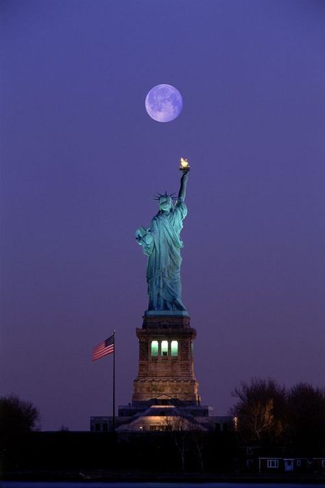 Liberty New York, The Statue Of Liberty, I Love Ny, Lady Liberty, The Full Moon, Beautiful Moon, Foto Art, Favorite City, Blue Moon