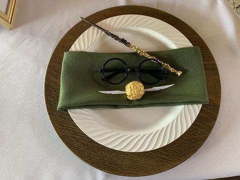 Hogwarts Table Setting, Harry Potter Christmas Table Decorations, Harry Potter Place Settings, Elegant Harry Potter Party, Harry Potter Wedding Table Decorations, Harry Potter Themed Centerpieces, Set On You Amy Lea Aesthetic, Harry Potter Christmas Table, Slytherin Party Decorations