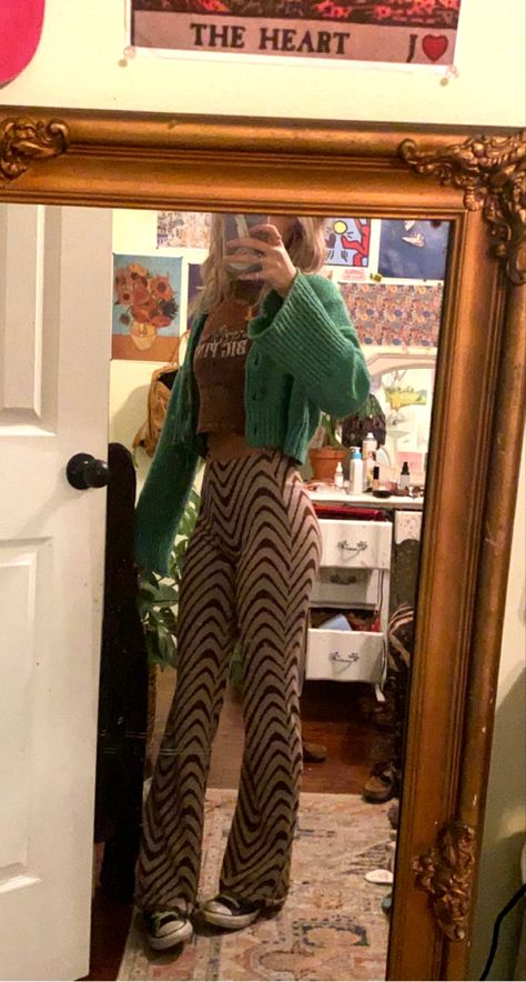 funky pants Funky Flare Pants, Funky Retro Outfits, Graphic Pants Outfit, Funky Chic Outfits, Funky Pants Outfits, Pattern Pants Outfit, Fun Pants Outfit, Funky Fashion Outfits, Flair Pants Outfit