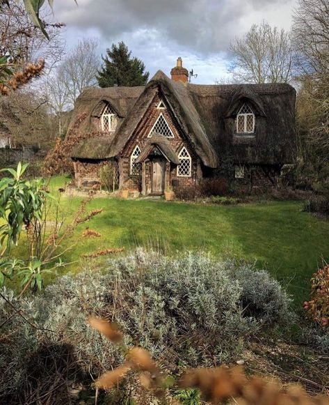 Pretty Architecture, English Aesthetic, Cute Cottages, Oxfordshire England, Log Cabin Rustic, Storybook Homes, Fairytale Cottage, Quaint Cottage, Cottage Exterior