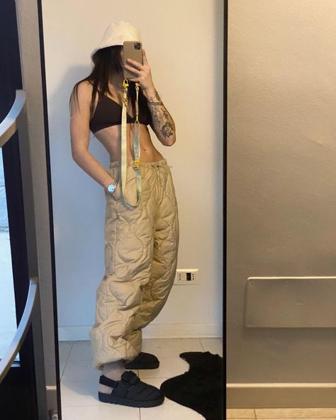 Puff Pants Outfit, Puffer Pants Outfit, Ski Pants Outfit, Snow Pants Outfit, Style Influencers, Snow Bunny, Winter Outfits Cold, Cold Outfits, Nylon Pants