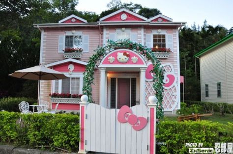 Hello Kitty Pink #House I would totally live here!!! Hello Kitty Bathroom, Hello Kitty Wedding, Kitty House, Hello Kitty House, Hello Kitty Rooms, Charmmy Kitty, Hello Kitty Themes, Hello Kitty Party, Pink House