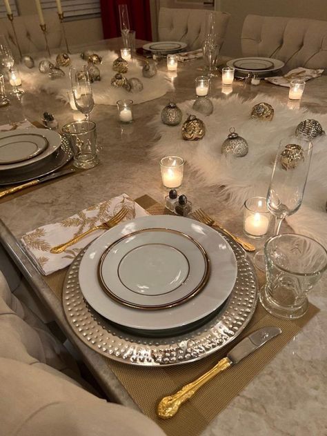 Gray And Gold Table Setting, Hanukkah Table Setting, Christmas Dining Table Decor, Gold Table Setting, Summer Table Decorations, Pretty Table Settings, Christmas Dining Table, Faux Snow, New Years Eve Decorations