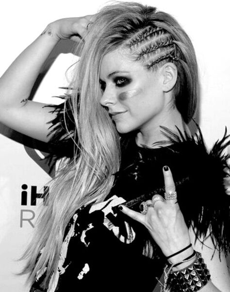 avril lavigne Rock Hairstyles For Women, Avril Lavigne Outfits Punk, Punk Long Hair, Punk Hair Long, Rockstar Hairstyles For Women, Rock N Roll Hair, Rock Chick Hair, Rock Hairstyle, Rockstar Hairstyles