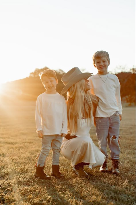 Family Photos Western Style, Cowboy Boots Family Photos, Cowboy Hat Family Pictures, Relaxed Family Photos, Country Family Photoshoot, Cowboy Theme Family Photoshoot, Boy Mom Photo Shoot, Ranch Family Photoshoot, Western Fall Family Pictures