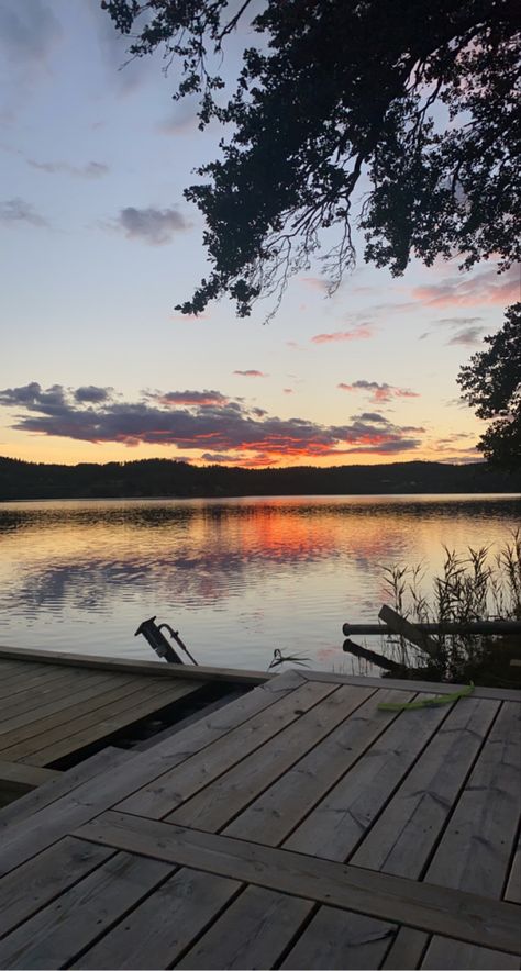 Pretty Lake Aesthetic, Sweden Beautiful Places, Sunset On A Lake, Lake Wallpaper Aesthetic, Summer Sunset Wallpaper, Lake Life Aesthetic, Aesthetic Lake Pictures, Cabin Sunset, Lake Sunsets