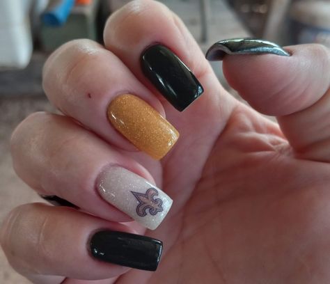 Saints Nails New Orleans, New Orleans Saints Nails Designs, New Orleans Saints Nails, New Orleans Nails, Saints Nails, Football Dip, Football Dips, Football Nails, New Orleans Saints Football