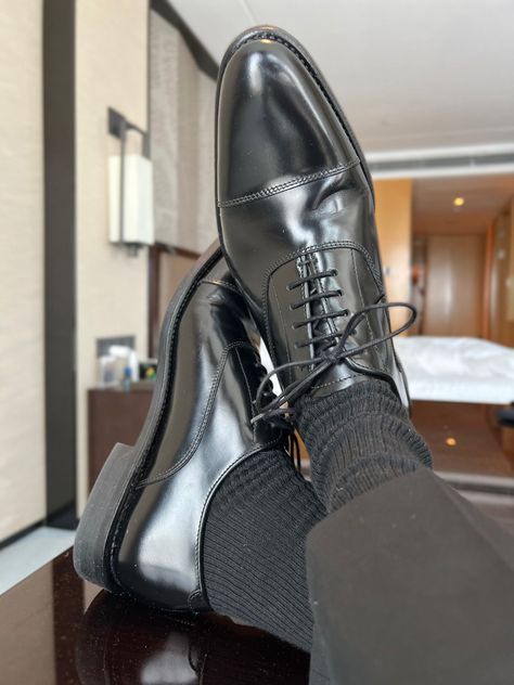 Terno Aesthetic, Formal Shoes For Men Classy, Black Formal Shoes, Black Leather Dress Shoes, Leather Lace Up Shoes, Black Oxford Shoes, Cross Legged, Classy Outfits Men, Gentleman Shoes