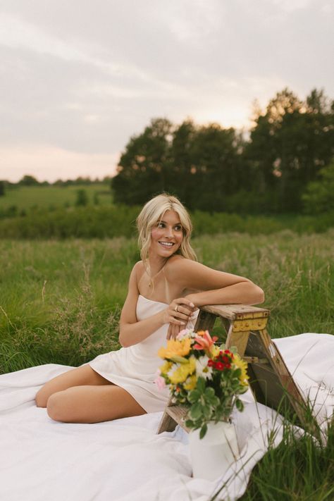 Senior Pic With Flowers, Jacie Marie Smith, Senior Pictures Holding Flowers, Senior Pics Holding Flowers, Senior Photos Wildflowers, Senior Pics Wildflowers, Senior Year, Senior Photos, Flowers