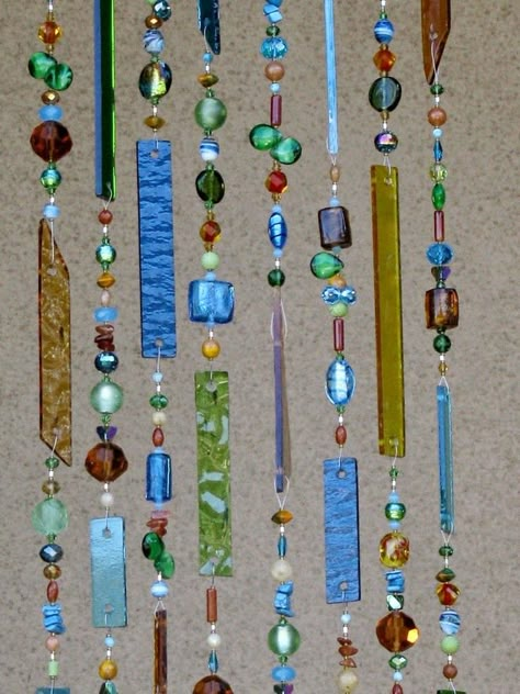 Stained Glass Wind Chimes, Beaded Wind Chimes, Bead Suncatcher, Glass Windchimes, Suncatchers Diy, Make Wind Chimes, Wind Chimes Homemade, Shell Diy, Suncatcher Diy