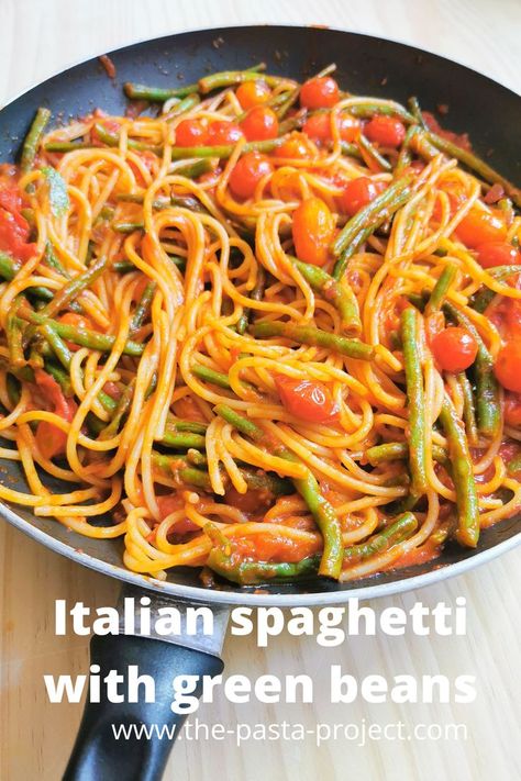 spaghetti with green beans and tomatoes in skillet. Green Bean Spaghetti, Pasta And Green Beans Recipes, Spaghetti With Green Beans, String Bean Recipes, Italian Spaghetti Sauce, Pasta With Green Beans, Vegetarian Pasta Dishes, Italian Spaghetti, Cherry Tomato Pasta