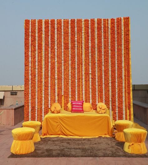 Terrace Haldi Decoration, Gaye Holud Decorations, Haldi Decoration At Home, Mehndi Backdrop, Haldi Backdrop, Balloon Decoration For Birthday, Balloon Decoration At Home, Birthday Balloon Decoration, Haldi Ceremony Decorations