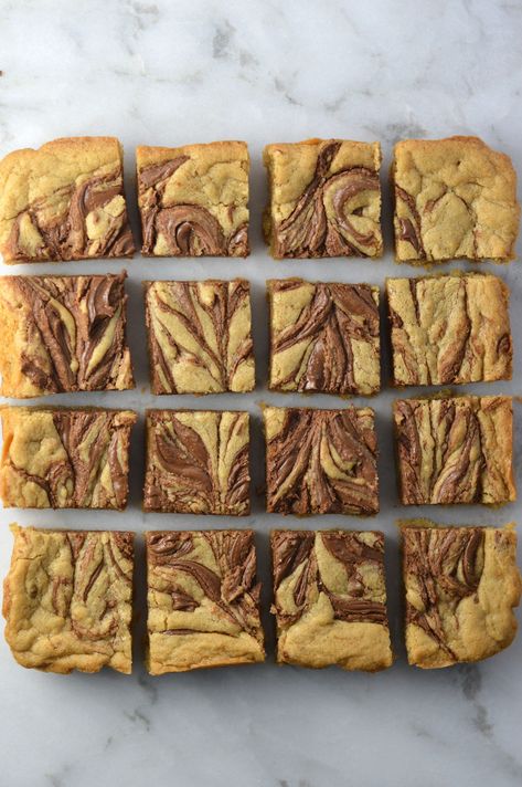 Nutella Swirled Blondies | A Taste of Madness Chewy Blondies Recipe, Nutella Blondies, Blondie Recipe, Blondie Bar, Blondies Recipe, Cookies Brownies, Blondie Brownies, Brownie Bar, Brownie Cookies