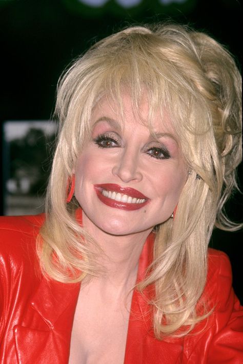 Visual History: Dolly Parton’s Fantastic Beauty Dolly Parton Pictures, Cher Bono, Danny Glover, Perfect Teeth, Country Music Artists, Beauty Regimen, Dolly Parton, 2 On, Net Worth