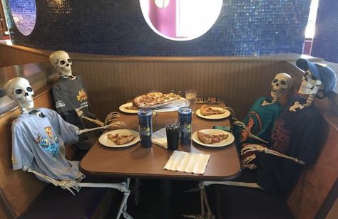 4 Skeleton Friends, Skull Meme, Skeleton Images, Skeleton Friends, Skeleton Pics, Eating Gif, Silly Skeleton, Skeletons Halloween, Skeleton Ring