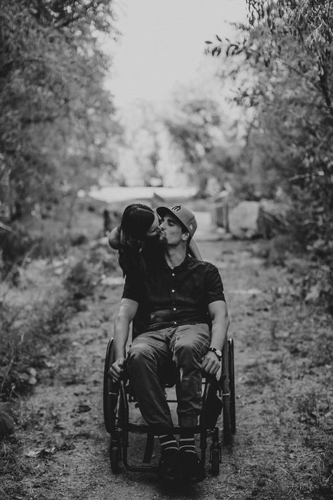 #wheelchair #couplesphotoshoot Family Pictures With Wheelchair, Wheelchair Couple Photography, Wheelchair Engagement Photos, Couple Wheelchair, Wheelchair Poses, Wheelchair Wedding, Cute Fall Pictures, Wheelchair Photography, Outdoor Family Photoshoot