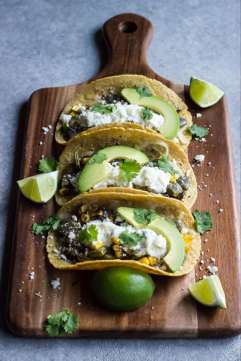 Appetizer Vegan, Vegan Quesadilla, Mexican Street Food, Cooking Photography, Taco Party, Food Photography Inspiration, Celebrity Homes, Mexican Street, God Mat