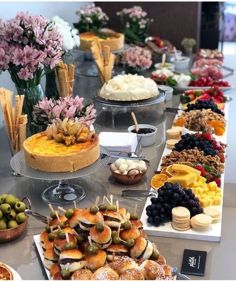 Coffe Breake Ideias, Mesa Coffee Break, Bruch Idea, Brunch Catering Ideas, Coffee Break Ideas, Mesa Brunch, Party Tips And Tricks, Hosting A Party, Decorações Com Comidas