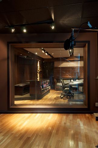 Cool Home Music Studio, Studio Singing Room, Music Studios Design, Musical Studio Design, Recording Studio At Home, Audio Recording Studio, Singing Studio Room, In Home Recording Studio, Recording Room Design