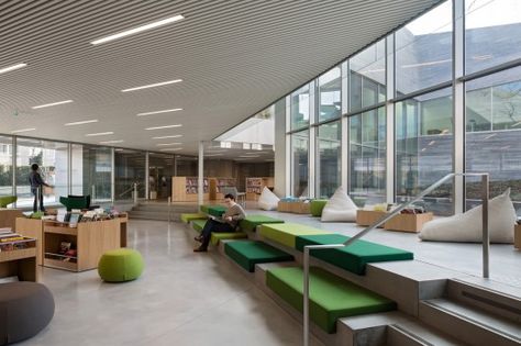 http://www.archdaily.com/620882/media-library-in-bourg-la-reine-pascale-guedot-architecte/ Public Library Design, Library Cafe, School Interior, Shared Office, Kids Library, Library Design, Learning Spaces, Design Thinking, Public Space