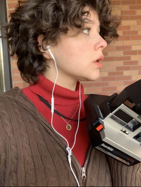 Short Curly Masc Hair, Masc Haircuts For Women Curly, Non Binary Haircuts Curly, Gay Haircut, Nonbinary Hair, Lesbian Hair, Non Binary Haircuts, Long Curly Hair Men, Androgynous Haircut