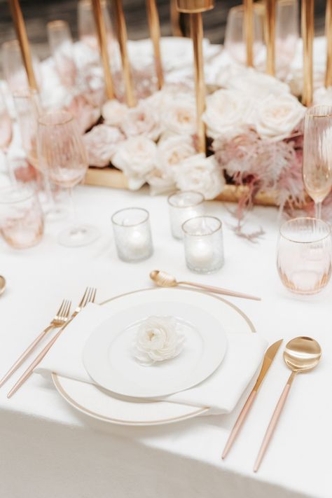 Light pink and rose gold place setting with white rose centerpiece | Refined and Modern Downtown Wedding Shoot at Four Seasons Hotel Houston | Photo: Amy Maddox Photography | #tablesetting #placesetting #tabletop #rosegoldwedding #pinkwedding #blushwedding #blush #wedding #weddingdecor #weddinginspo Pink White Gold Table Setting, Light Pink And Gold Wedding, Gold Wedding Plates, White Rose Centerpiece, Peach And Gold Wedding, Bridal Table Flowers, White Rose Centerpieces, Gold Place Setting, Blush Wedding Theme