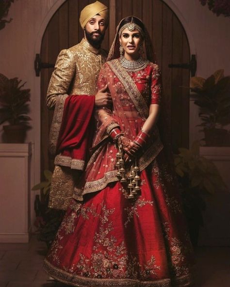 Indian Wedding Attire, Sabyasachi Lehenga Bridal, Orang India, Sabyasachi Bridal, Bridal Lehenga Online, Sabyasachi Lehenga, Couple Wedding Dress, Indian Wedding Couple, Indian Bridal Lehenga