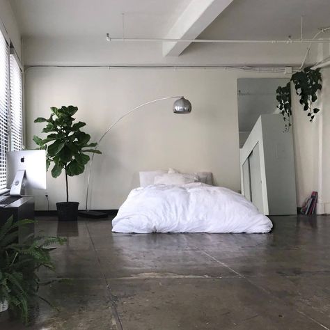 Dekorasi Kamar Tidur, Minimalist Room, Apartment Inspiration, A Living Room, Room Inspiration Bedroom, Aesthetic Bedroom, On The Floor, Aesthetic Room Decor, New Room