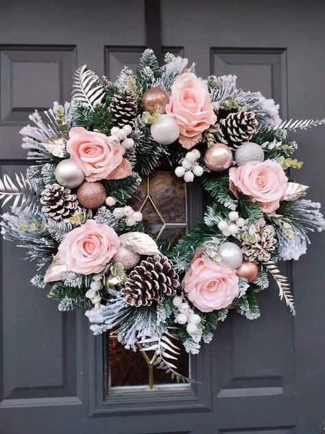 Blush Pink Christmas Decor, Christmas Floral Wreaths, Christmas Garland Pink, Pink Wreath Ideas, Pink Christmas Crafts, Christmas Pink Decorations, Blush Pink Christmas Decorations, Pink And White Christmas Decor, Pink Christmas Garland