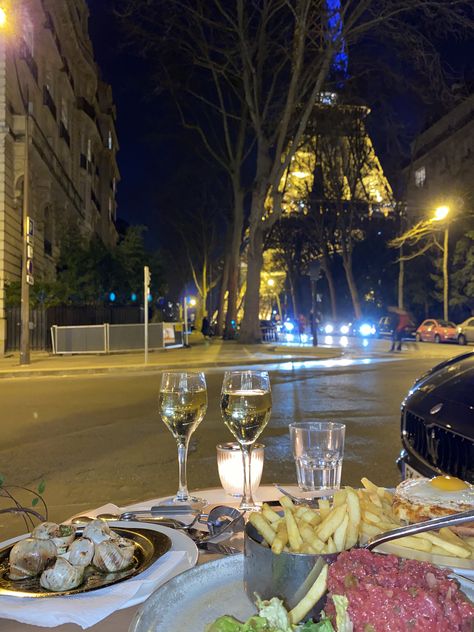 Eiffel Tower Date Night, Paris Dinner Aesthetic, French Dinner Aesthetic, Eiffel Tower Restaurant, French Dinner Parties, Paris Dinner, French Dinner, French Party, Dinner In Paris