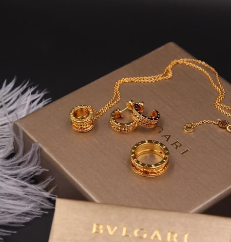 Bvlgari Jewelry Set, Neck Pieces Jewelry, Bvlgari Jewelry, Fotografi Vintage, Expensive Jewelry Luxury, Jewelry Fashion Trends, Custom Pendants, Classy Jewelry, Expensive Jewelry