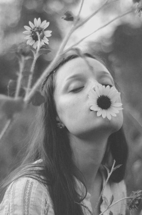 Daisy Estilo Hippie, Hippie Life, 인물 사진, Flower Field, Flower Child, Black & White, Black And White Photography, A Flower, Picture Perfect