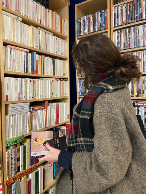 Bookstore Job Aesthetic, Winter Books Aesthetic, Library Aesthetic Girl, Winter Book Aesthetic, Library Girl Aesthetic, Winter Study Aesthetic, Winter Reading Aesthetic, Reading Girl Aesthetic, Vincent Aesthetic