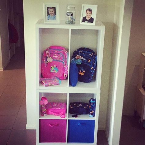 Kids School Organization, School Bag Storage, Small Apartment Decorating Ideas, Make Up Wedding, 2x4 Projects, Apartment Decorating Ideas, Diy Crate, House Organisation, Crate Furniture