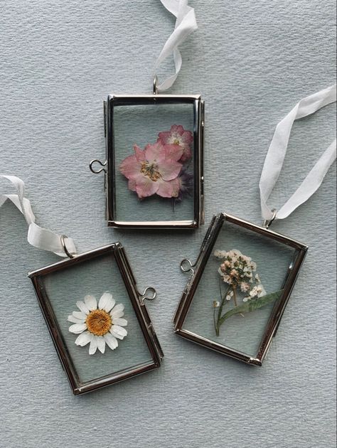 Tiny Frames, Hanging Glass Frames, Mini Picture Frames, Pressed Flower Frame, Framed Wedding Photos, Polaroid Frame, Frame Gift, Dried And Pressed Flowers, Single Rose