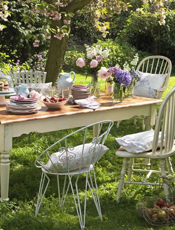 The English Country Garden. - Fancy.'s blog - Retro chairs and vintage china Flowers In Vases, Country Garden Design, Outdoor Ambiance, Monet's Garden, Elsie De Wolfe, Garden Retreat, Garden Party Decorations, Outdoor Eating, English Country Gardens