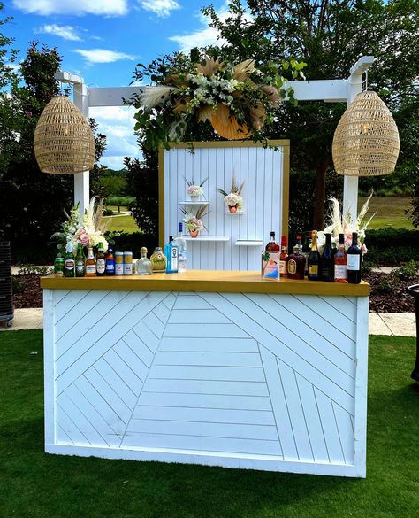 You could have the perfect bar set up at your next event - and we'd love to help you achieve it! 😍 Bartender Ideas, Bar For Events, Cabana Bar, Floral Bar, Bar Business, Reception Bar, Bar Setup, Perfect Bar